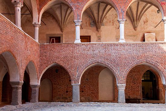 PL, warm-maz. Zamek Biskupow Warminskich w Lidzbarku Warminskim. Dziedziniec zamkowy.